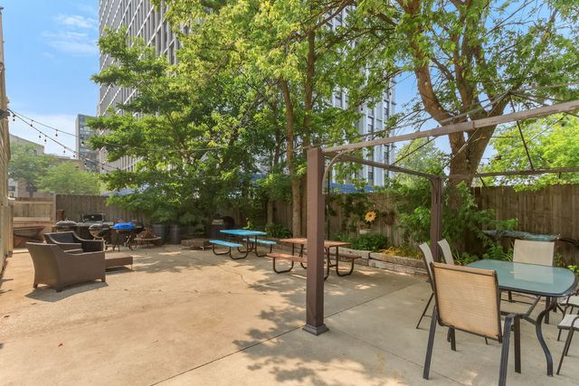 2666 E 73rd Street 4W, Chicago, IL 60649