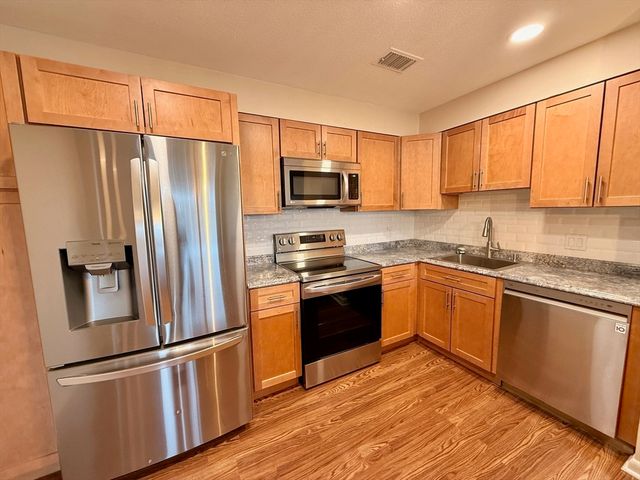 1006 Paradise Rd N-3-R, Swampscott, MA 01907