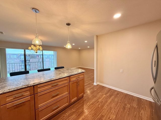 1006 Paradise Rd N-3-R, Swampscott, MA 01907
