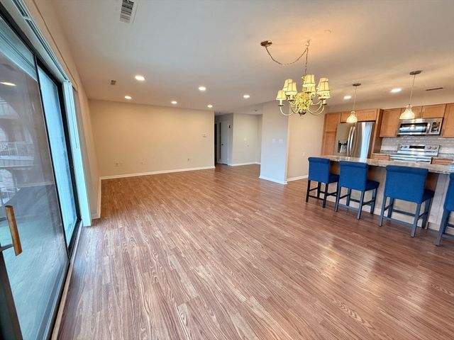 1006 Paradise Rd N-3-R, Swampscott, MA 01907