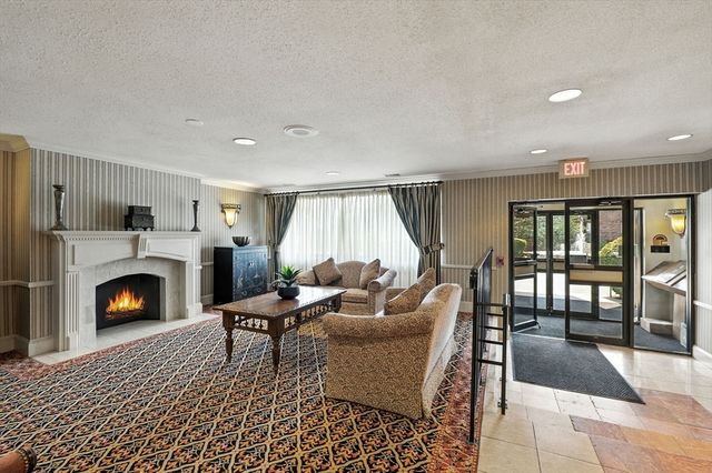 1006 Paradise Rd N-3-R, Swampscott, MA 01907