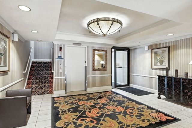 1006 Paradise Rd N-3-R, Swampscott, MA 01907