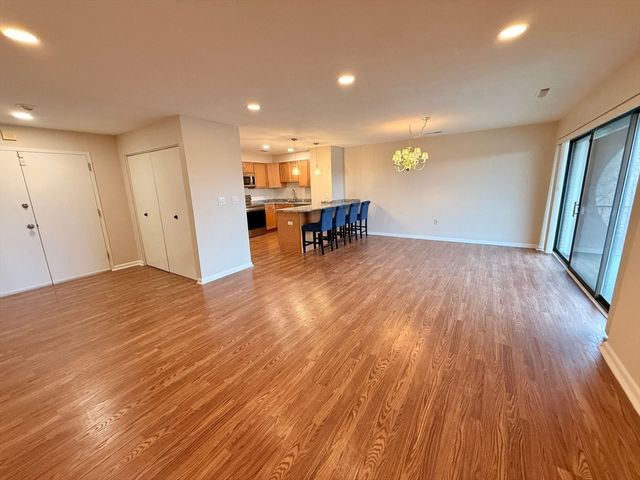 1006 Paradise Rd N-3-R, Swampscott, MA 01907