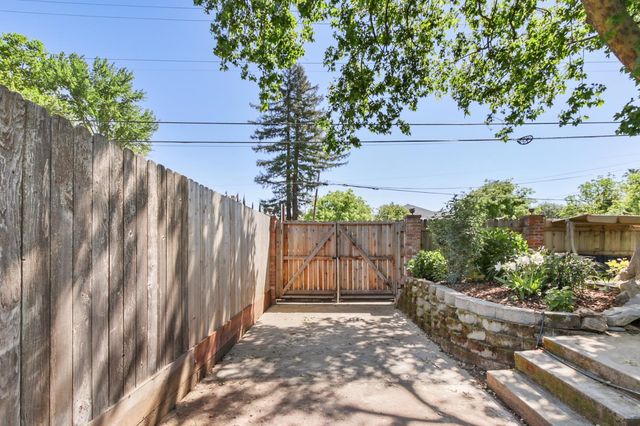 5443 Bridge Creek Ln, Carmichael, CA 95608