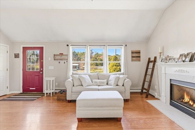 2 Juniper St, Plymouth, MA 02360