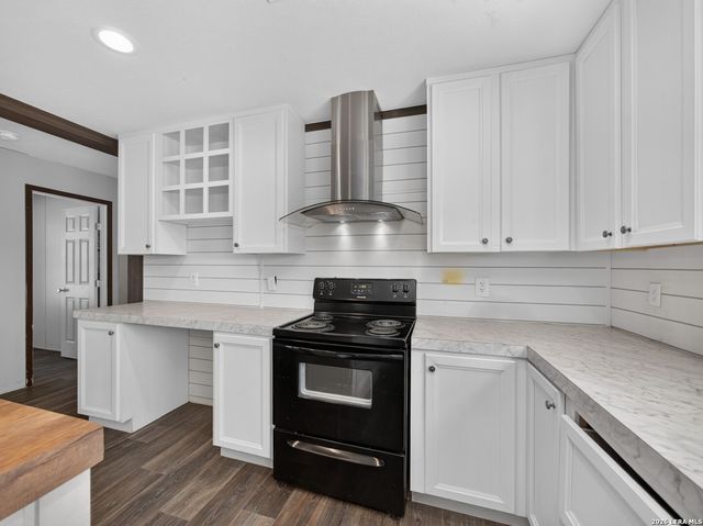 209 Sandy Oaks Dr, Seguin, TX 78155