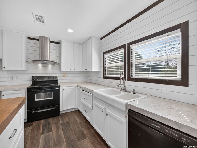 209 Sandy Oaks Dr, Seguin, TX 78155