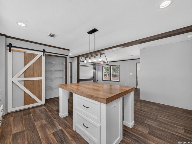 209 Sandy Oaks Dr, Seguin, TX 78155