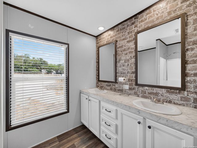 209 Sandy Oaks Dr, Seguin, TX 78155