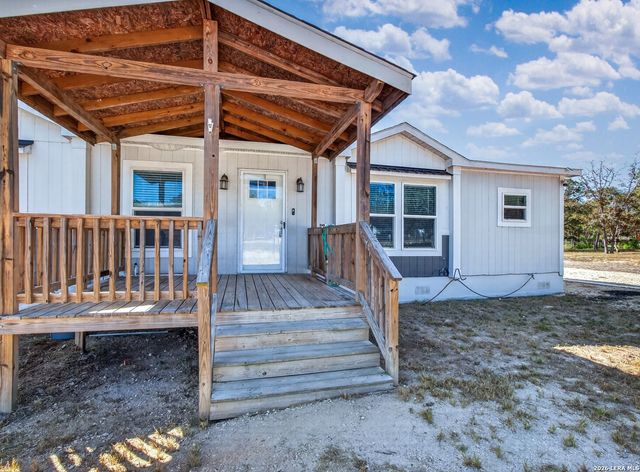 209 Sandy Oaks Dr, Seguin, TX 78155