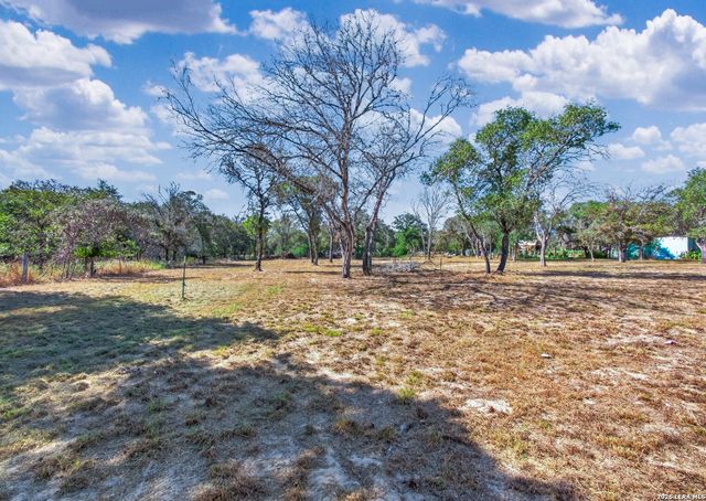 209 Sandy Oaks Dr, Seguin, TX 78155