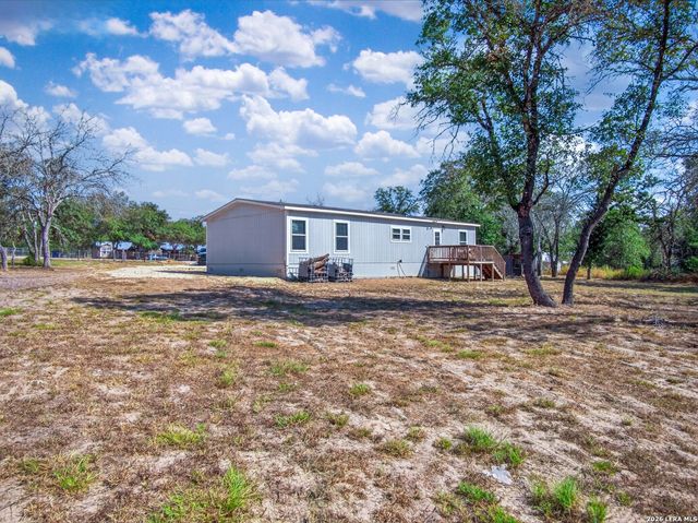 209 Sandy Oaks Dr, Seguin, TX 78155