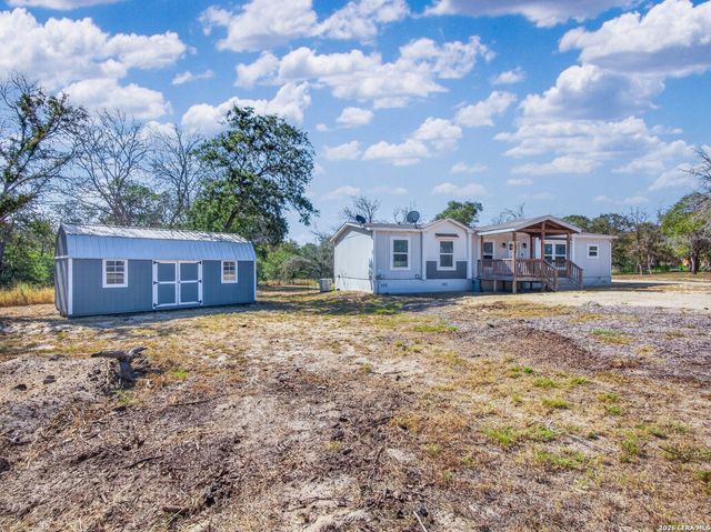 209 Sandy Oaks Dr, Seguin, TX 78155