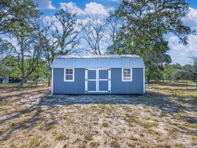 209 Sandy Oaks Dr, Seguin, TX 78155