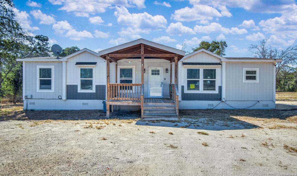 209 Sandy Oaks Dr, Seguin, TX 78155