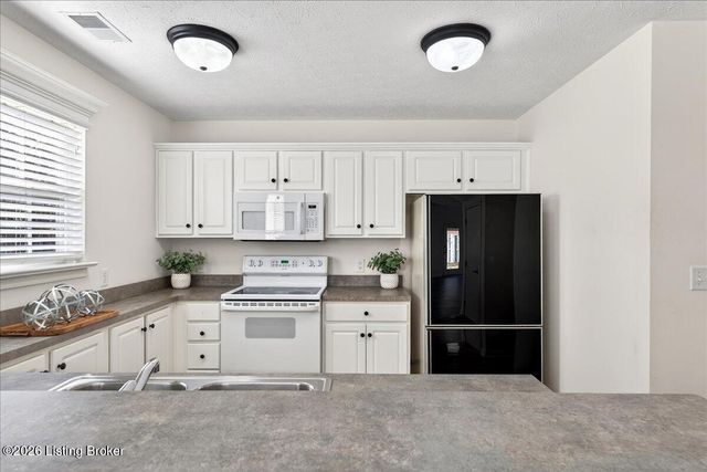 3925 Hillcross Dr, Louisville, KY 40229