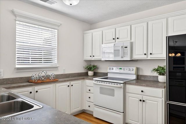 3925 Hillcross Dr, Louisville, KY 40229