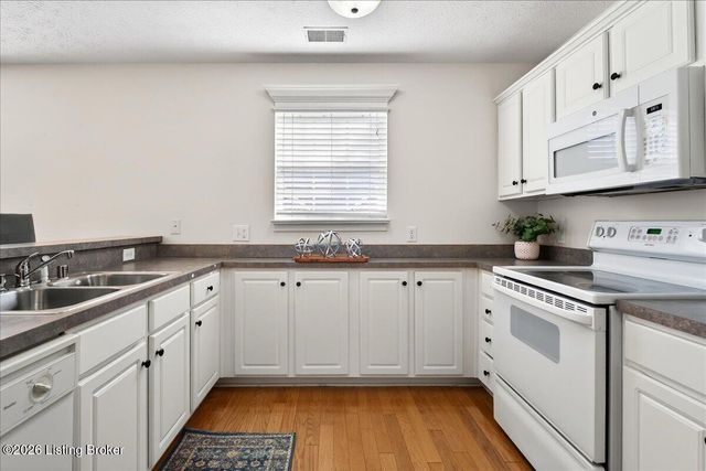 3925 Hillcross Dr, Louisville, KY 40229