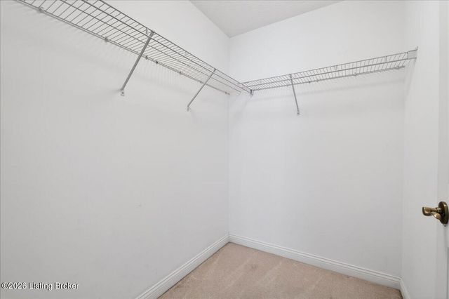 3925 Hillcross Dr, Louisville, KY 40229