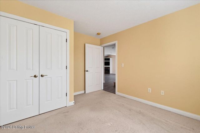 3925 Hillcross Dr, Louisville, KY 40229