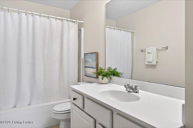 3925 Hillcross Dr, Louisville, KY 40229