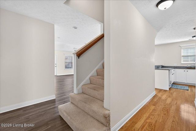 3925 Hillcross Dr, Louisville, KY 40229