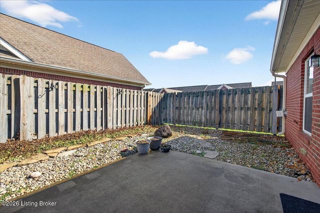 3925 Hillcross Dr, Louisville, KY 40229