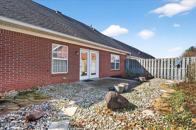 3925 Hillcross Dr, Louisville, KY 40229