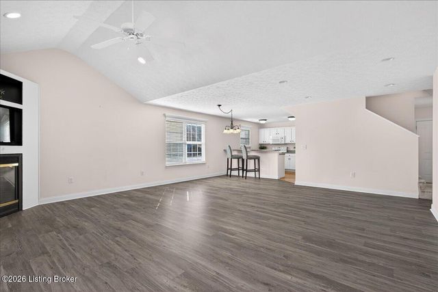 3925 Hillcross Dr, Louisville, KY 40229