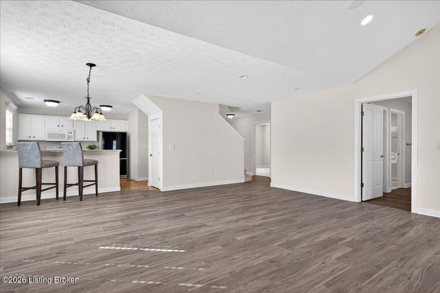 3925 Hillcross Dr, Louisville, KY 40229