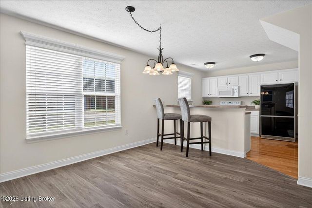 3925 Hillcross Dr, Louisville, KY 40229