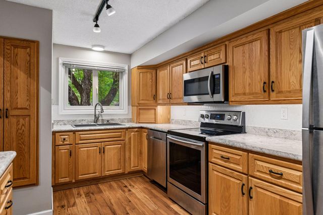 8450 Hiawatha Avenue, Eden Prairie, MN 55347