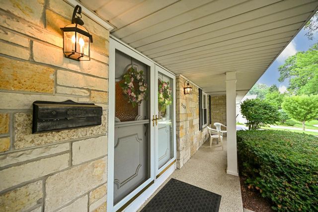 1128 Downing DRIVE, Waukesha, WI 53186