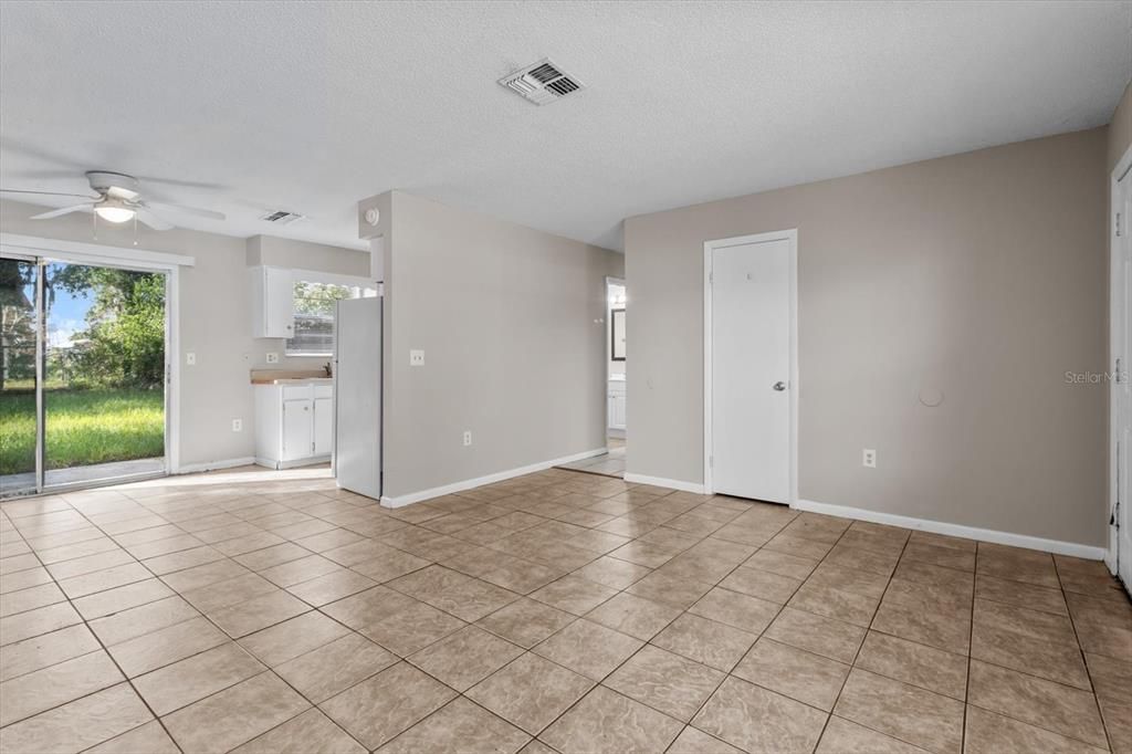Image 4 of property listing at 8941 SE 88TH LANE, Ocala, FL 34472