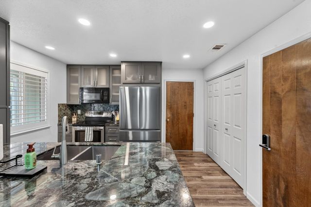 131 Parkshore Cir, Sacramento, CA 95831
