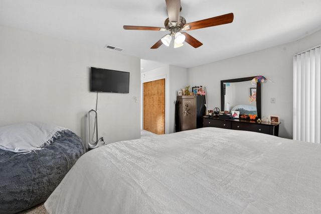 131 Parkshore Cir, Sacramento, CA 95831