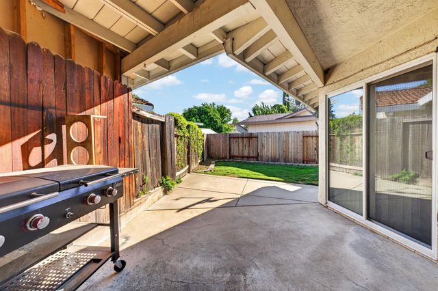 131 Parkshore Cir, Sacramento, CA 95831