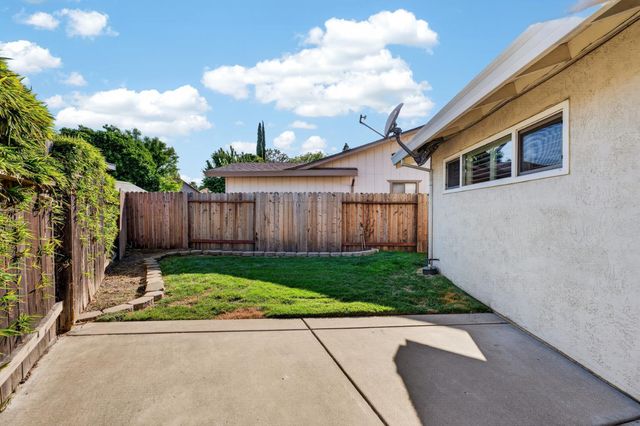 131 Parkshore Cir, Sacramento, CA 95831