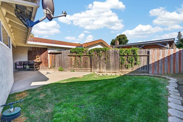 131 Parkshore Cir, Sacramento, CA 95831