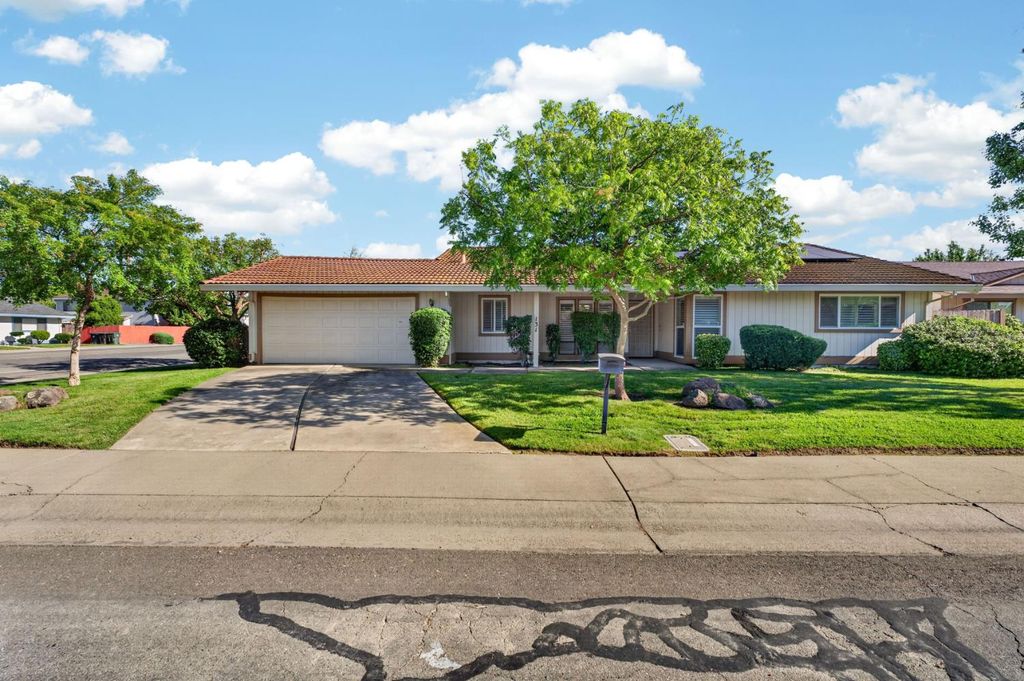 131 Parkshore Cir, Sacramento, CA 95831