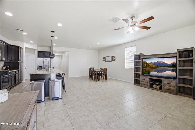 7207 W SOUTHGATE Avenue, Phoenix, AZ 85043