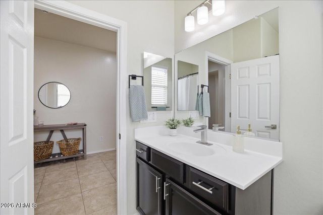 7207 W SOUTHGATE Avenue, Phoenix, AZ 85043