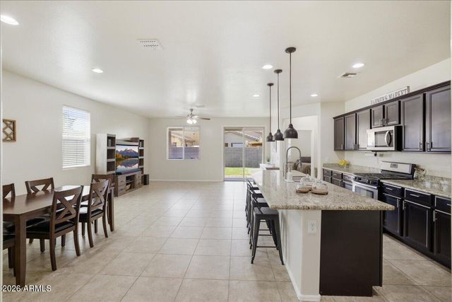 7207 W SOUTHGATE Avenue, Phoenix, AZ 85043