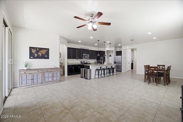 7207 W SOUTHGATE Avenue, Phoenix, AZ 85043