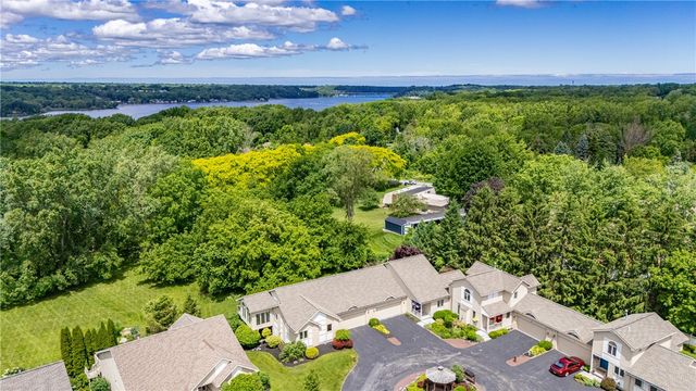10 Baywood Lane, Penfield, NY 14580