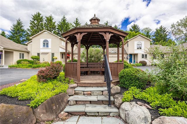 10 Baywood Lane, Penfield, NY 14580
