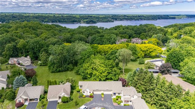 10 Baywood Lane, Penfield, NY 14580