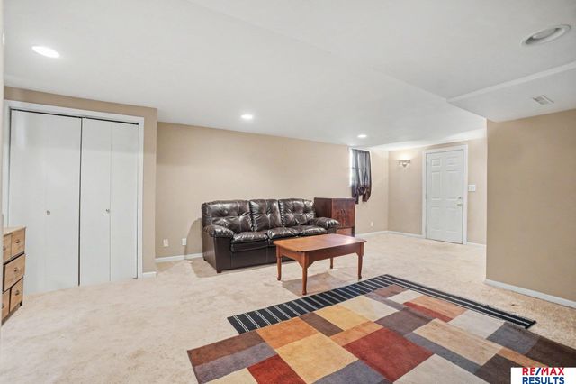 8919 Valley Street, Omaha, NE 68124