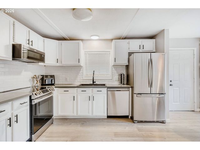 1422 Se 169TH Pl, Portland, OR 97233