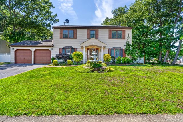 4 Winding Lane, Islandia, NY 11749